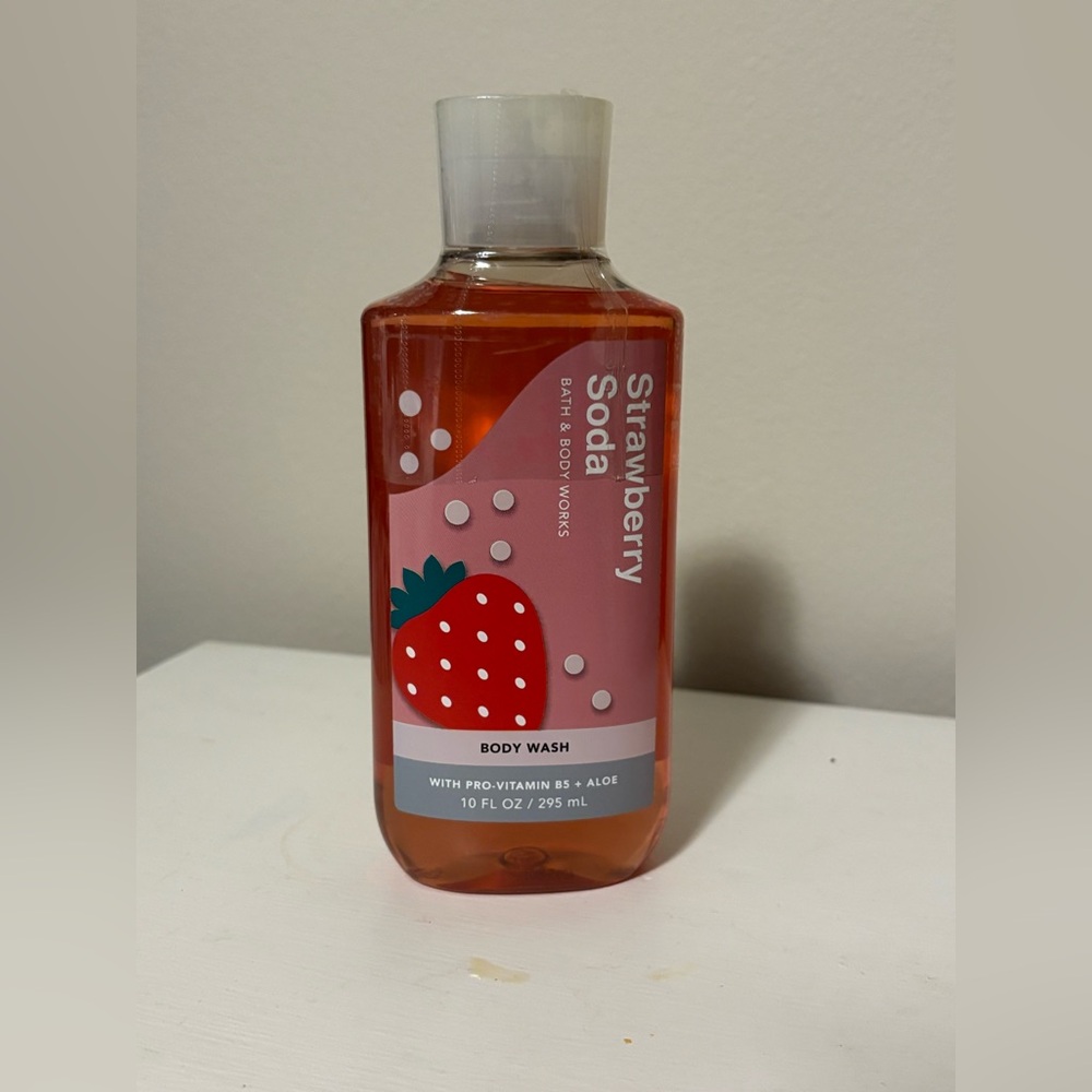 Bath & Body Works Strawberry Soda Body Wash - New
